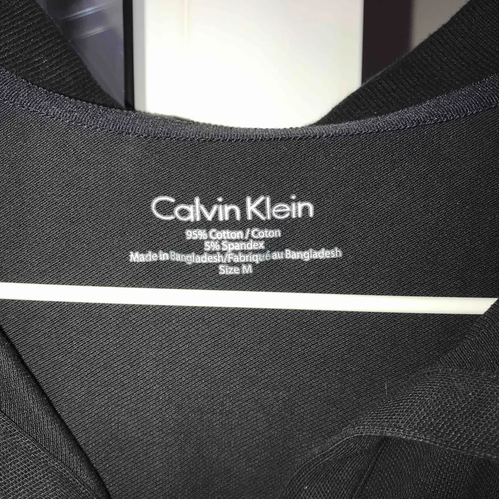 Svart piké från Calvin Klein, Storlek M, Knappt använd, nypris 500kr, köparen står för frakt. T-shirts.