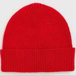  - Söker liknade mössa! Skriv.