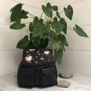  - En skitsnygg ryggsäck från Parfois i skinnimitation med broderade blommor. Det går att ta av ”locket” nja en dragkedja. Den har massvis med smarta fack och får plats med mycket saker.  