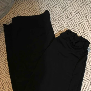  - Nya byxor från bohoo i stlk 38. 100kr inkl frakt