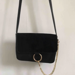  - Fin väska med gulddetaljer från en butik i Göteborg. Använd ett fåtal gånger. 