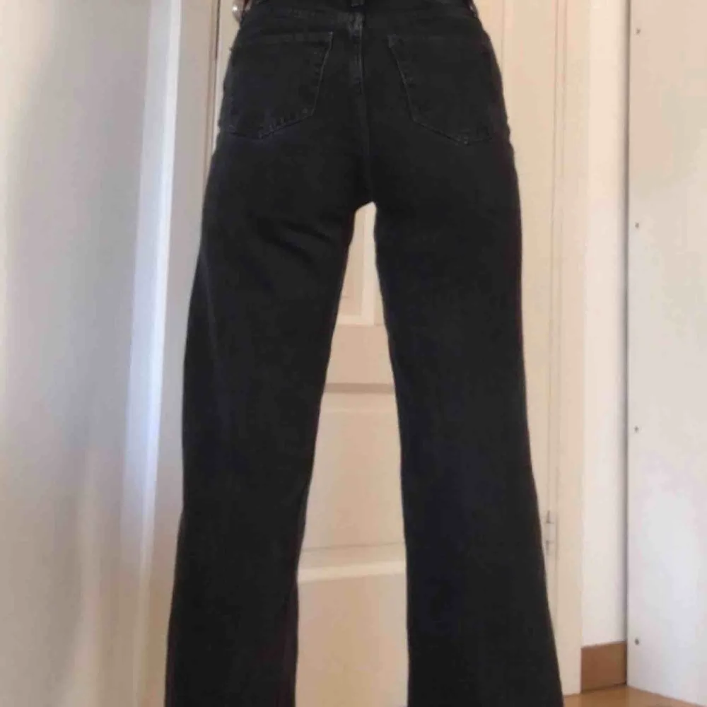 Favorit monki Yoko jeans i strl 26! Säljer pga jag har ett till par. Sparsamt använda och något urtvättade pris går att diskutera (köpta för 400kr)! Frakt tillkommer!! (Obs lånade bilder!!!). Jeans & Byxor.