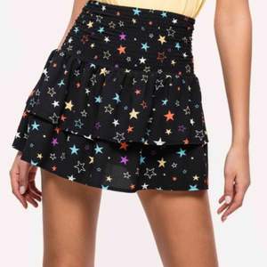 Superfin kjol med stjärnor på💕 Slutsåld i alla strl. Använd fåtal gånger och köpte i juni. Nypris ca 400, möts i Huddinge eller så fraktar jag! 