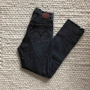  - Levi’s 501 skinny. Avklippta! Skulle säga att dom är en 30 i längd. Hittar ingen storlek i dom förutom S. Men passar mig som vanligtvis har 26-27. Dom har stretch i sig och inte 100% denim. 