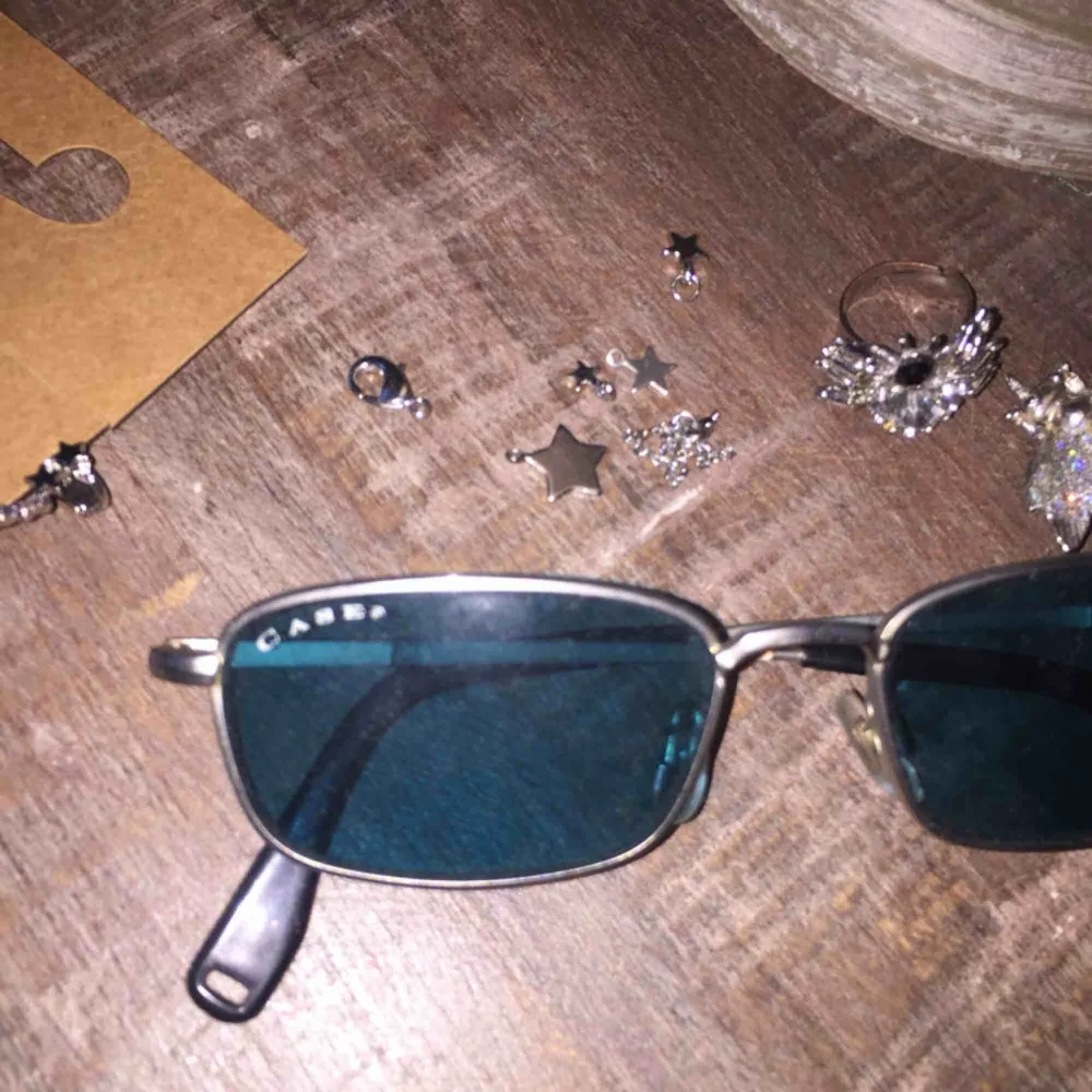 Oanvända solglasögon med blått glas och silver detaljer. OBS: damm på senaste bilden!! Helt felfria <3. Accessoarer.