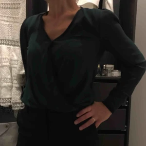  - Jättesnygg mörkgrön blus med svarta ”kanter”, classy och fin färg (finare i verkligheten)!  🗯fraktar alltid med video/bildbevis, frakt står köparen för (63kr)🗯