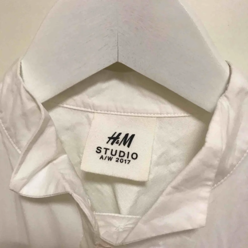 Supercool skjorta från H&M studio AW17. Knappt använd då den tyvärr är förliten för mig. Stretchig i tyget och sjukt snygga detaljer. Skjortor.