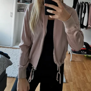  - Säljer denna tunna jacka i fint skick! Köparen står för frakt. 