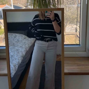  - Wide Leg Corduroy Trousers från Monki i beige Säljer mina finaste byxor pga för små! Vida ben, hög midja, och fin manchester och neutral beige färg.