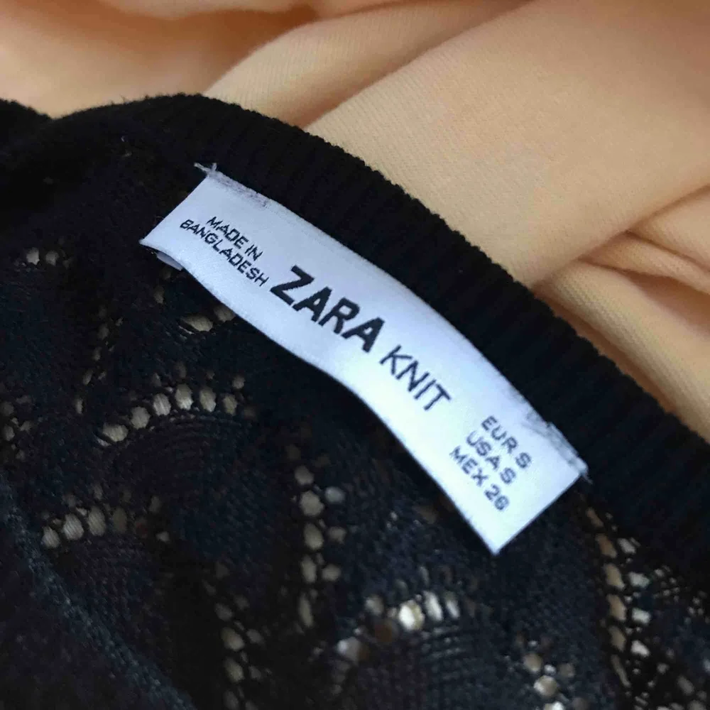 Tajt stickad tröja i svart! Såå cool! Om man inte vill visa så mycket hud kan man ha en tröja/linne under utan att det ser konstigt ut! Somsagt från Zara 💗. Stickat.