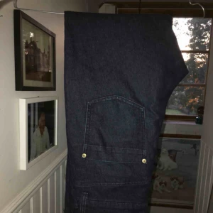  - Fina jeans i mörkblått tyg. Tajta 