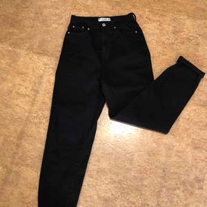 Svarta jeans från pull&bear höga i midjan, använda 1 gång, storlek 32! Kan mötas upp i Malmö men även frakta. Köparen står för frakten:)