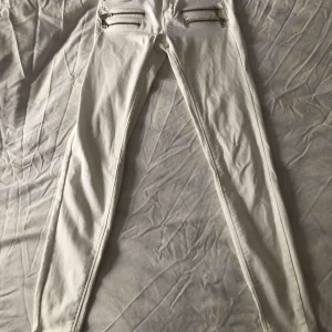  - Vita tajta jeans med dragkedjor fram