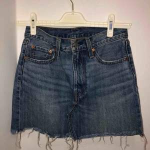  - Snygg kjol ifrån LEVIS! Sparsamt använd 
