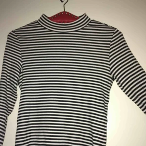  - En tajt ganska tunn långärmad tröja! Perfekt att ha under t-shirt men också att ha på sig som den är. Tröjan är använd ytterst lite dvs är i bra skick. Annat pris kan diskuteras:)
