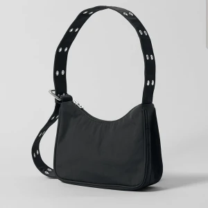  - Säljer helt ny populär  väska från weekday, nypris var 350kr  :)  Kan kanske gå ner vid snabb affär:)