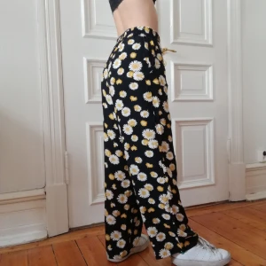  - Skitsnygga och sköna slappa byxor med prästkragar. Har storlek 36/38 men passar även 40. 