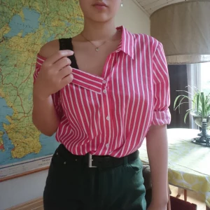  - En one off shoulder shorta från top shop. Storlek 42, jag brukar ha storlek 34/36 så den är snyggt over sized på mig! ✨ 