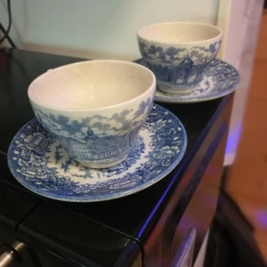  - Blåvita 2 st kaffekoppar med fat Porslin Frakt betalas av mottagaren Swish el kontant vid Ropsten eller Gamla stan 