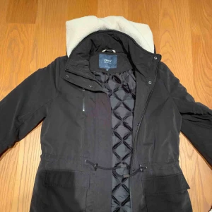  - Fin jacka till hösten , går att spänna på sidorna med snören som man kan se på bild 3 💗 kan mötas upp i Stockholm eller frakta 