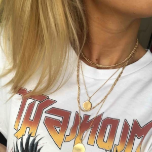  - Halsband från ginatricot endast använt på denna bild. Frakt tillkommer :) 