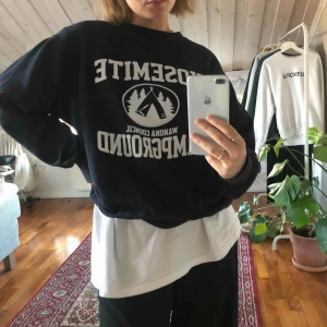  - Mörkblå sweatshirt från Brandy Melville, storlek S men det är ganska over sized så passar M också! Lite slitage på mudden (bild 3) men annars i gott skick! Frakt (ca 40kr) ingår!!💙