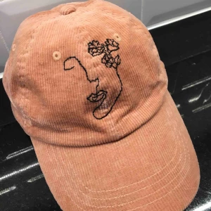  - Manchesterkeps i puderrosa färg från Urban Outfitters. Frakt ingår i priset🌸