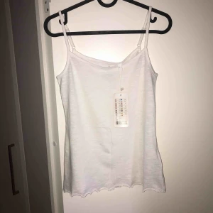  - Gulligt linne som jag köpte för flera år sedan och prislappen sitter kvar fortfarande.  Gullig kant längst ner av linne lite volang inspirerande.  