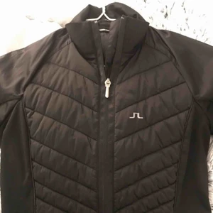  - Vindjacka/ värmande jacka att ha under sin vanliga jacka. Knappt använd pga storleken xs (jag är s), och med bra kvalitet från J.Lindeberg. 