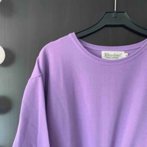  - Stor och skön lila långärmad, inga fläckar eller skador! Frakt tillkommer. 