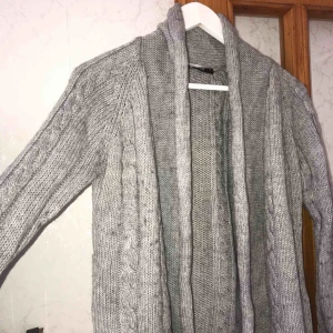  - Jättemysig stockad cardigan från Gina tricot. Använd fåtal gånger och passar perfekt nu till hösten.