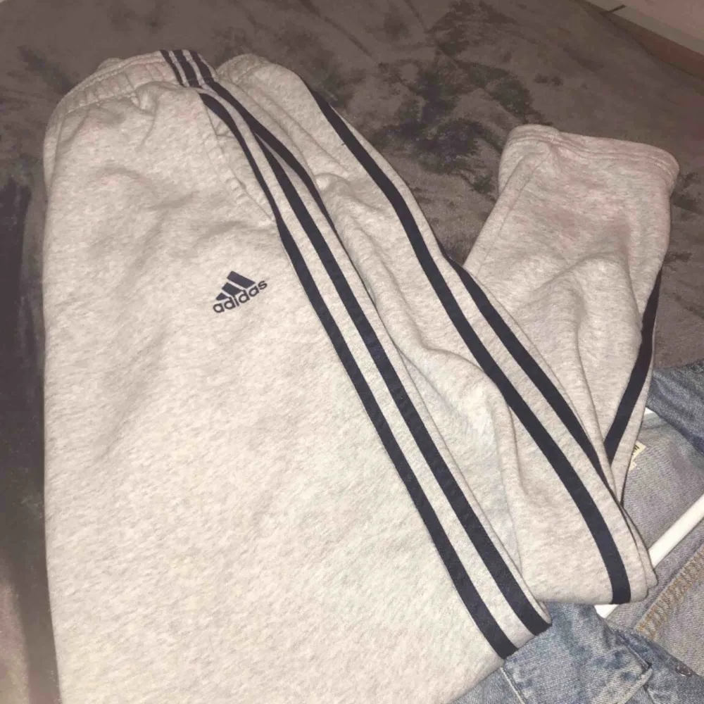 Snygga o sköna adidas mjukis byxor . Jeans & Byxor.