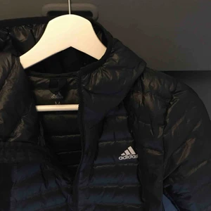  - Adidas jacka i nyskick Nypris 1100kr