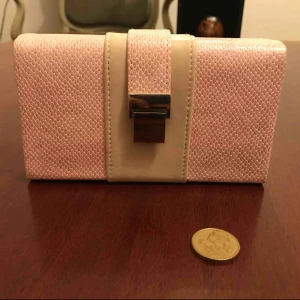  - Jewelry box. Eller annat som man kan tänka sig. I läder imitation och magnet till lås. Snake pink. 