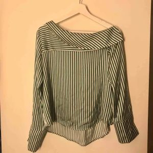 Randig topp  - Grön och vit randig topp i siden från ginatricot! Fraktkostnad inkluderad i priset 