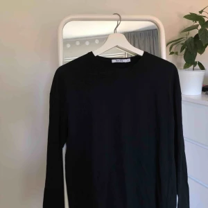  - ⭐️Svart, skön, basic tröja från NAKD. Aldrig använd pga. lite liten. Frakt tillkommer. Pris kan diskuteras. Tar swish.⭐️