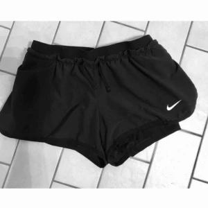  - Löparshorts från Nike med innerbyxa, använda 1 gång pga för små. Storlek 34.  Frakt 20:-