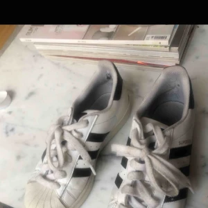  - Adidas skor 37   Kolla även mina andra auktioner, garderobrensning! Köparen står för frakten 
