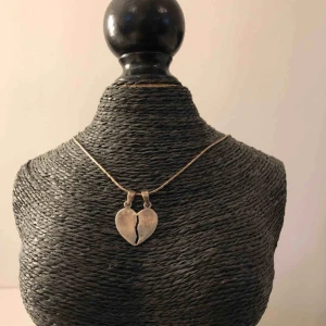  - Silver halsband köpt i Italien. Slitet men fortfarande fint. Frakt ingår i priset 🌸