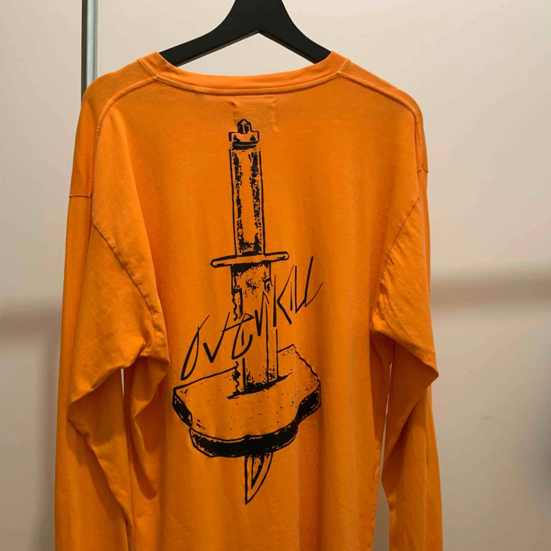 Longsleeve T-shirt med kniv på ryggen