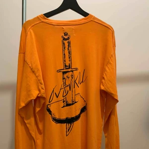 Longsleeve T-shirt med kniv på ryggen  - Oversize longsleeve från CARLINGS 