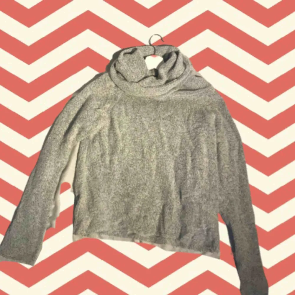 Skön och varm ljusgrå tröja från chiquelle. Pris 40kr + frakt . Tröjor & Koftor.