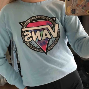  - Unik collegetröja från Vans. Använd ett par gånger men mycket bra skick. Nypris 399:-  Frakt tillkommer💁🏼‍♀️Fråga gärna om bättre bilder!:)