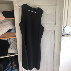  - Snygg klänning i lite tjockare material, super snygg nu till hösten med en tröja under!🌷 