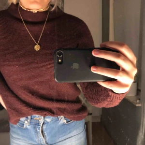  - Stickad vinröd tröja perfekt nu till hösten. 