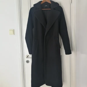  - Supernajs svart vinterkappa som man kan dra åt i midjan. Kan användas till allt, så bra att ha (men återigen, har så mycket kläder...). Bra skick, trots användning två vintrar, dock sparsamt 🌼💕