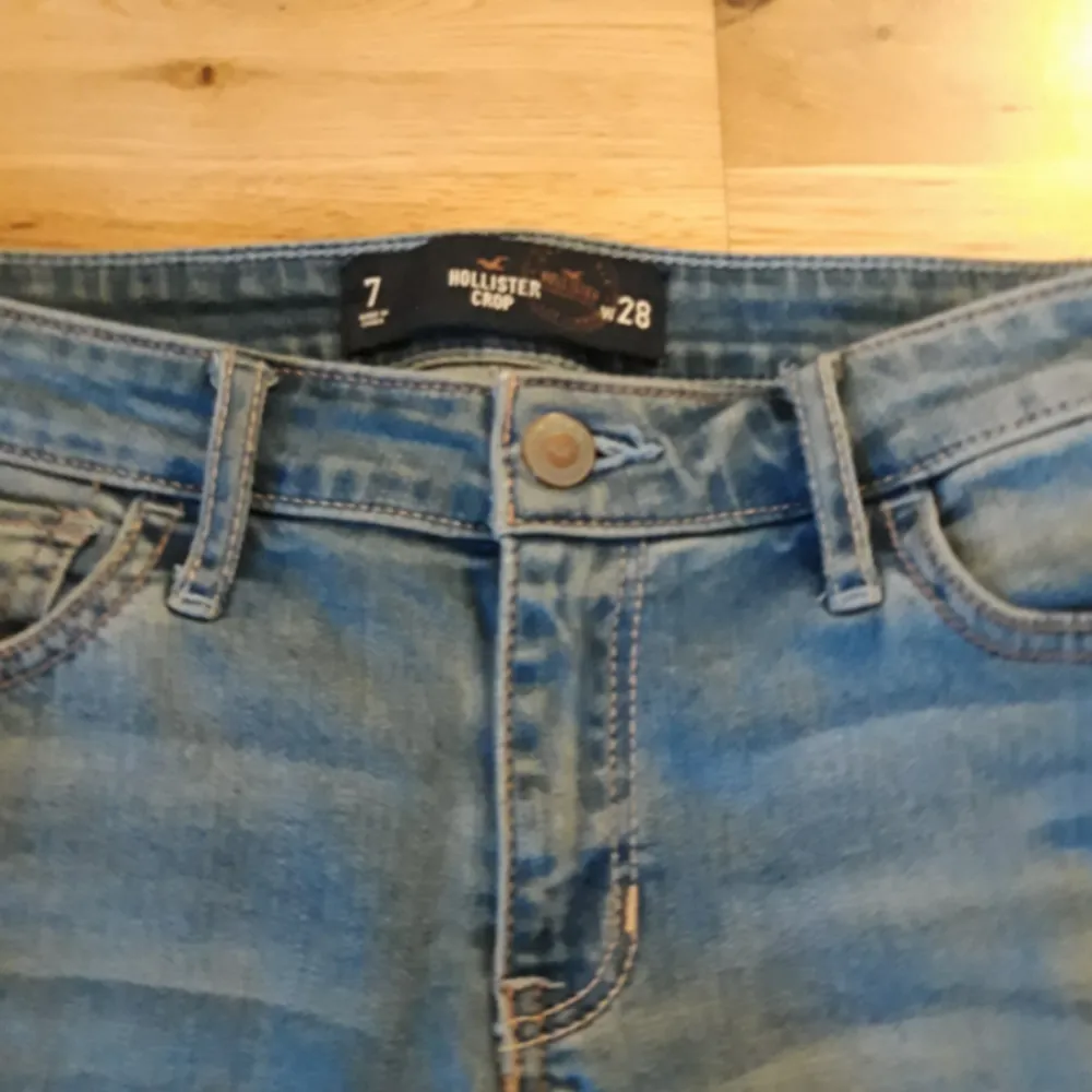 Säljer nu mina älskade hollister jeans tyvärr använder jag inte dom därför säljs de, ordinarie pris 599 men säljer för 199kr!! Passa på. Shorts.