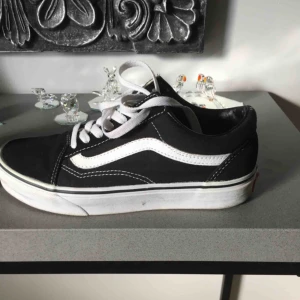  - Vans skor , old school i fint skick .