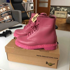  - Knallrosa (som sista bilden) Dr Martenskängor i storlek 39. Nypris 1399.-. HELT oanvända. Lappar kvar, skokartong ingår. Finns för avhämtning i Märsta/Sthlm 