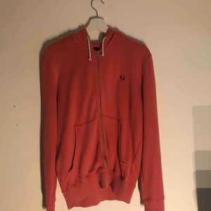  - En FREDPERRY tröja, sparsamt använd i strl M. 200 inkl frakt